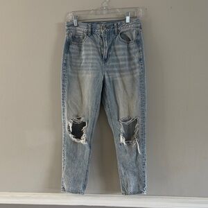 Women’s American Eagle Mom Jeans Distressed Light Wash Size 4 x-short